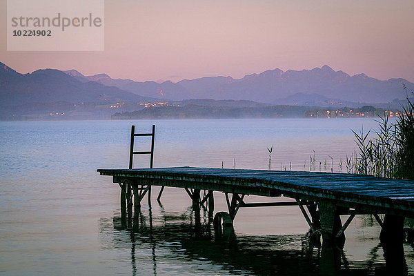 Deutschland  Bayern  Chiemgau  Chiemsee  Holzsteg am Abend