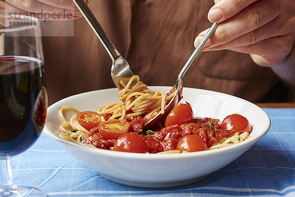 Mann isst Spaghetti mit Tomatensauce  Nahaufnahme