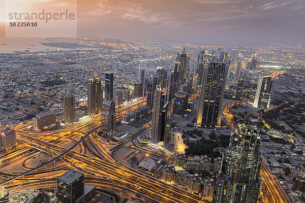 Vereinigte Arabische Emirate  Dubai City  Skyline Blick vom Burj Khalifa bei Sonnenuntergang