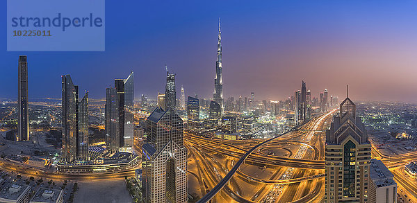 Vereinigte Arabische Emirate  Dubai  Interchange an der Sheikh Zayed Road und Dubai Skyline in der Abenddämmerung