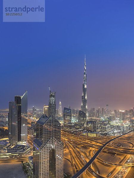 Vereinigte Arabische Emirate  Dubai  Autobahnkreuz Sheikh Zayed Road in der Abenddämmerung
