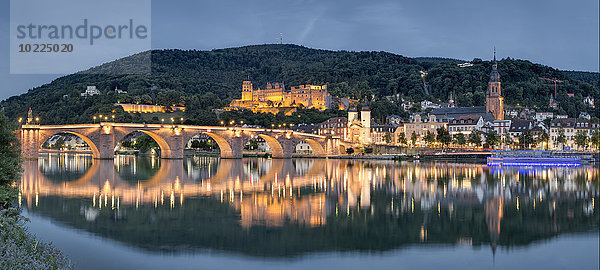 Deutschland  Baden-Württemberg  Heidelberg  Heidelberger Schloss und Neckar am Abend