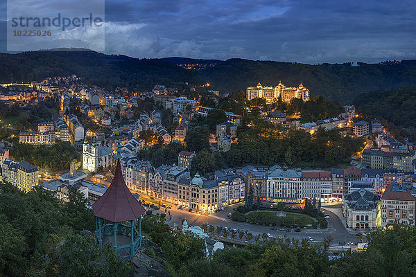 Tschechische Republik  Böhmen  Historischer Kurteil von Karlovy Vary am Abend