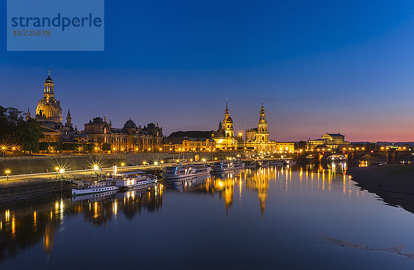 Deutschland  Sachsen  Dresden  Beleuchtete historische Altstadt mit Elbe im Vordergrund bei Nacht