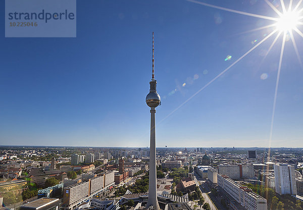 Deutschland  Berlin  Berlin-Mitte  Stadtansicht gegen die Sonne  Berliner Fernsehturm