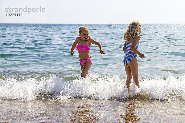 Griechenland  Korfu  Agios Georgios  zwei kleine Mädchen beim Baden