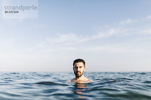 Porträt eines jungen Mannes im Meer