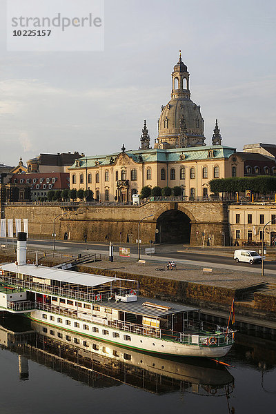 Deutschland  Sachsen  Dresden  Blick auf Frauenkirche und Elbe am Morgen