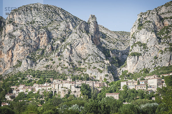 Frankreich  Alpes-de-Haute-Provence  Blick auf das Dorf Moustiers-Sainte-Marie