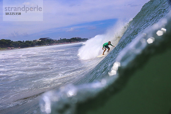 Indonesien  Bali  Surfer in der Röhre beim Fässern
