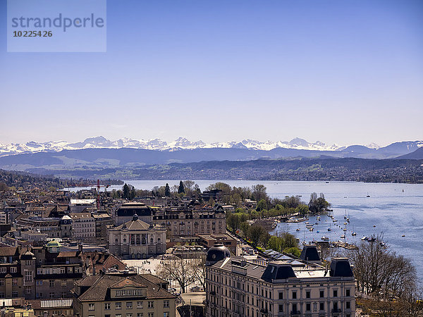 Schweiz  Zürich  Stadtbild  Zürichsee  Alpen im Hintergrund