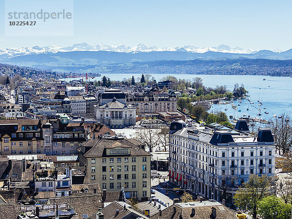 Schweiz  Zürich  Stadtbild mit Opernhaus  Zürichsee  Alpen im Hintergrund