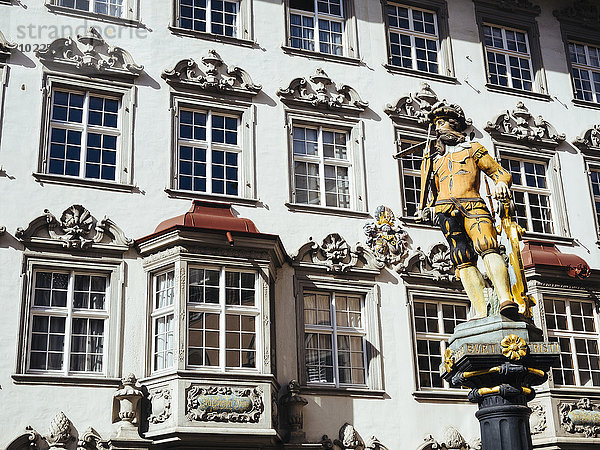 Schweiz  Schaffhausen  Blick auf einen Brunnen an der historischen Altstadt