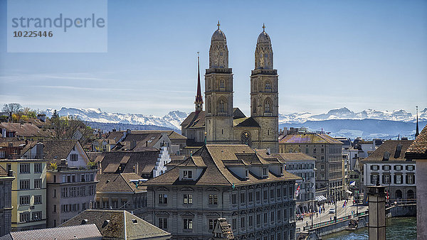 Schweiz  Zürich  Blick auf Grosses Münster und Alpen im Hintergrund
