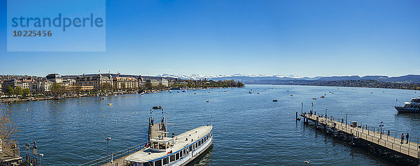 Schweiz  Zürich  Stadtbild  Zürichsee  Alpen im Hintergrund  Panorama