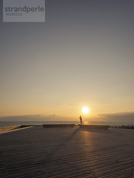 Frankreich  Contis-Plage  Silhouette der Person am Beobachtungspunkt in der Dämmerung