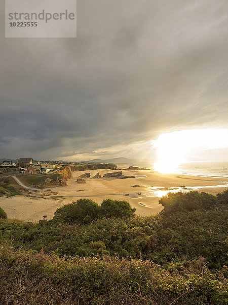 Spanien  Ribadeo  Blick auf den Strand bei Dämmerung