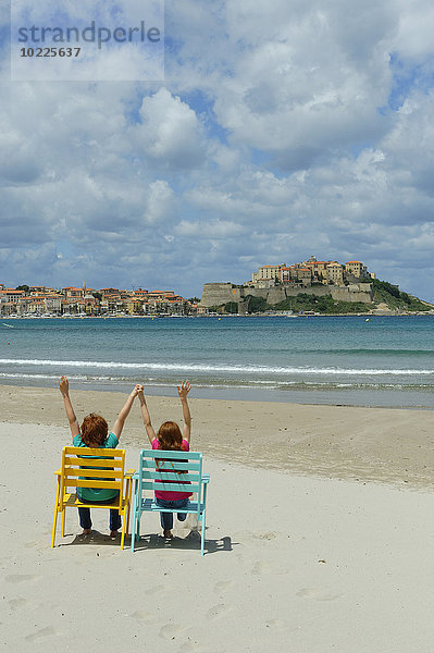 Korsika  Calvi  zwei Kinder in Strandkörben am Strand