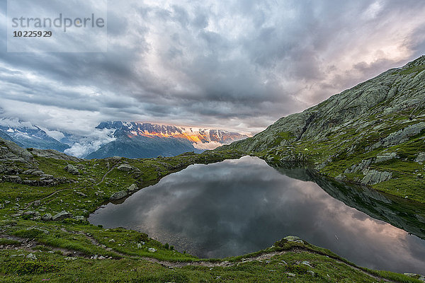 Frankreich  Mont Blanc  Lake Cheserys  Mont Blanc spiegelt sich im See an einem stürmischen Tag bei Sonnenuntergang wieder