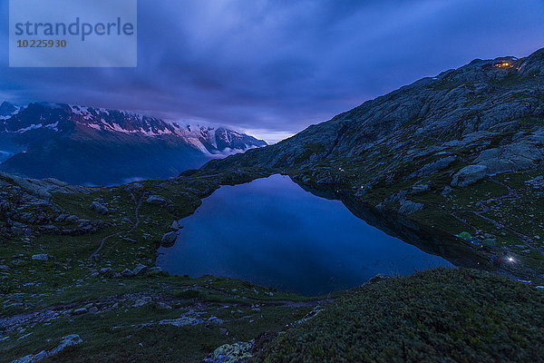 Frankreich  Mont Blanc  Cheserysee  Berg und See zur blauen Stunde