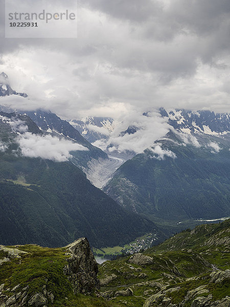 Frankreich  Mont Blanc  Glacier d'Argentiere und Chamonix an einem stürmischen Tag