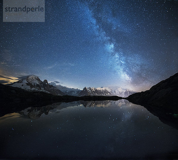 Frankreich  Mont Blanc  Cheserysee  Milchstraße und Mont Blanc spiegeln sich im See bei Nacht wider
