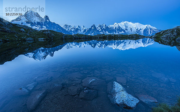 Frankreich  Mont Blanc  Lake Cheserys  Mont Blanc spiegelt sich im See zur blauen Stunde.