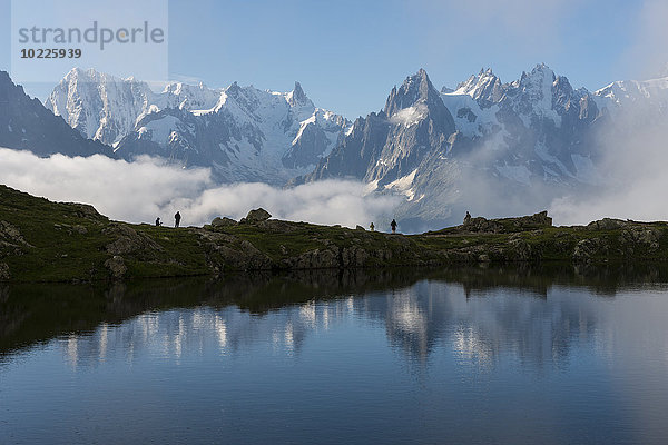 Frankreich  Mont Blanc  Cheserysee  Wanderer auf dem See