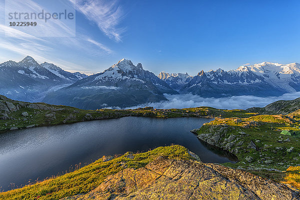 Frankreich  Mont Blanc  Cheserysee  Berg und See bei Sonnenaufgang