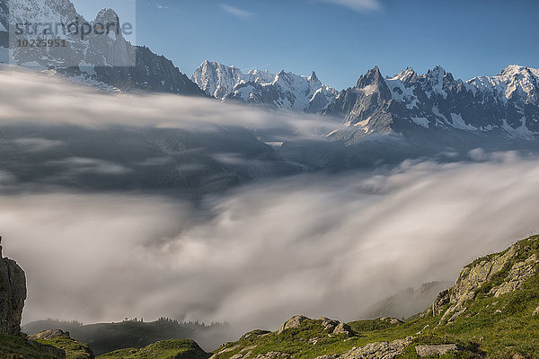 Frankreich  Mont Blanc  Wolken im Chamonix-Tal vor dem Mont Blanc