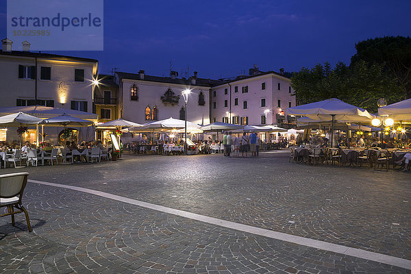 Italien  Venetien  Gardasee  Restaurants an der Piazza Catullo am Abend