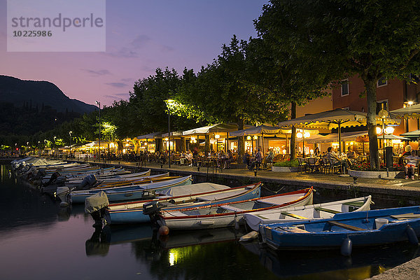 Italien  Venetien  Gardasee  Gardasee  Seepromenade mit Restaurants und Booten am Abend