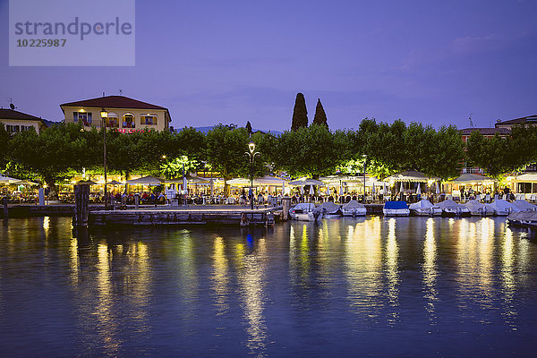 Italien  Venetien  Gardasee  Gardasee  Seepromenade mit Restaurants und Booten am Abend