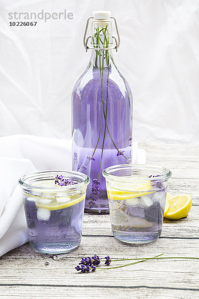 Hausgemachte Lavendel-Limonade  Bügelverschlussflasche und Gläser