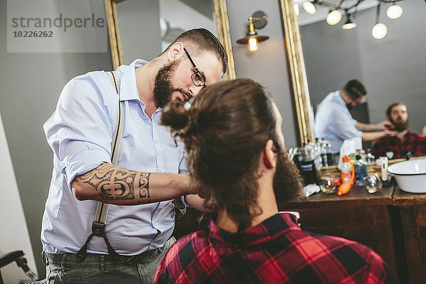 Friseur Bürsten Bart eines Kunden