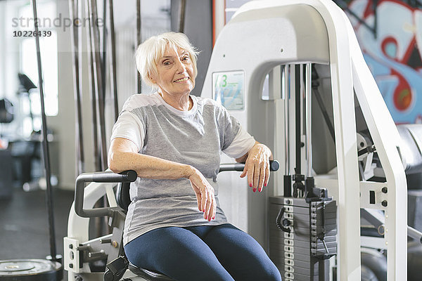 Seniorin im Fitnessstudio bei einer Pause