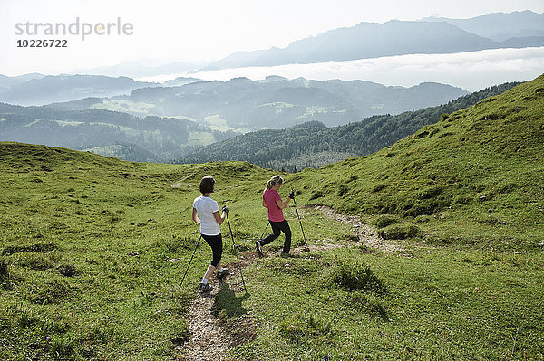 Österreich  Zwei Frauen Nordic Walking am Kranzhorn