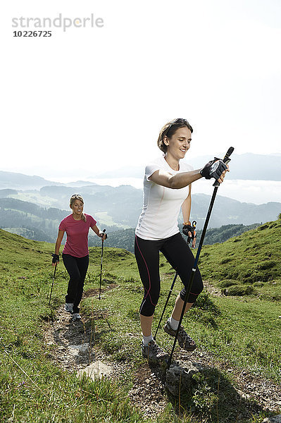 Österreich  Zwei Frauen Nordic Walking am Kranzhorn