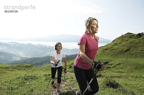 Österreich  Zwei Frauen Nordic Walking am Kranzhorn