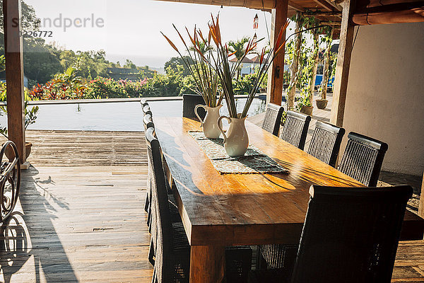 Indonesien  Bali  Esstisch in einer Ferienvilla
