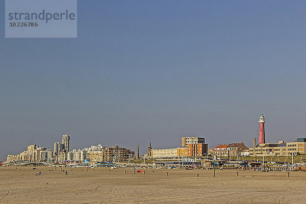 Niederlande  Den Haag  Blick auf den Strand von Scheveningen  Leuchtturm vom Buitenhaven aus