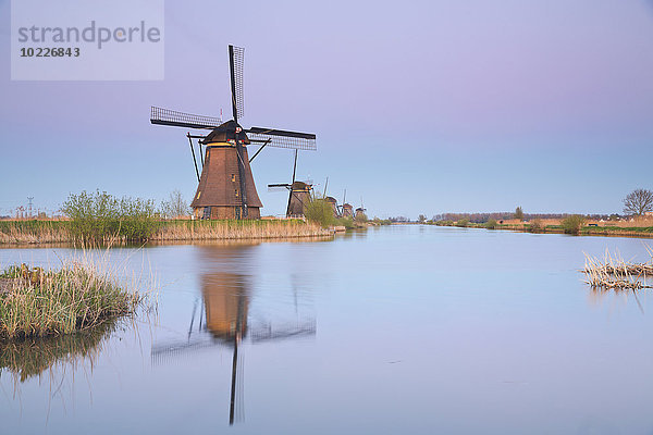 Niederlande  Kinderdijk  Kinderdijk Windmühlen in der Dämmerung