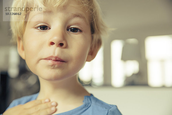 Porträt eines kleinen Jungen mit Halsschmerzen