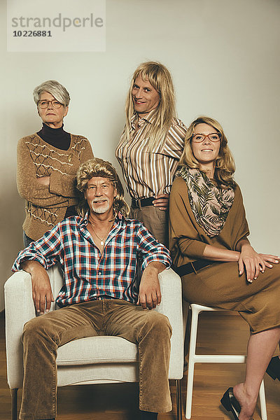 Porträt der Familie  gekleidet wie in den achtziger Jahren