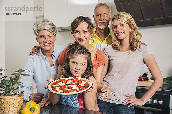 Gruppenbild von drei Generationen Familie in der Küche
