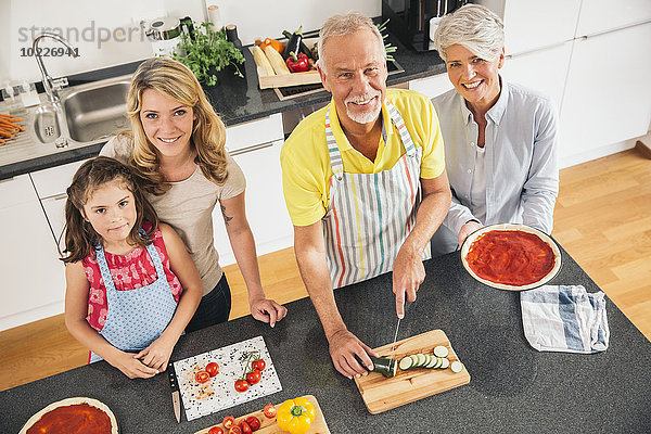 Gruppenbild von drei Generationen Familie in der Küche