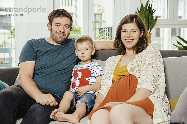 Familienportrait auf dem Sofa zu Hause