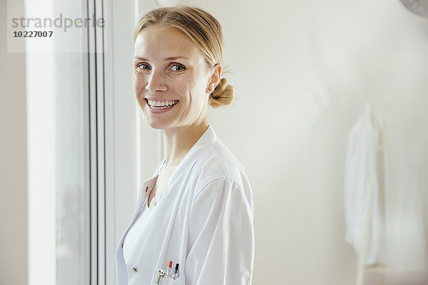 Porträt einer lächelnden Ärztin