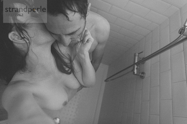 Intimes Paar in der Dusche