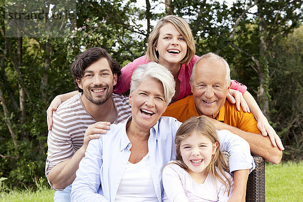 Porträt einer glücklichen Großfamilie im Freien